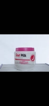 Lade das Bild in den Galerie-Viewer, Ice &amp; Dee Goatmilk Brightening Cream ||Evens your skin out and gets rid of blemishes|| 250ml
